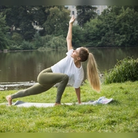 Gar nicht so einfach, wie es aussieht: Bei Yoga (hier: Low lunge twist) kommt es auf Koordination und Balance an - das sind bei ADHS oft Herausforderungen, auch aufgrund der speziellen Struktur im Hinteren Kleinhirn. (Foto: Christin Klose/dpa-tmn)