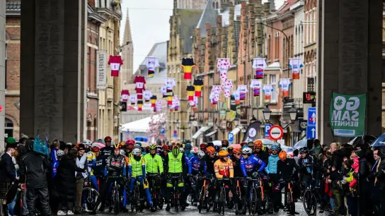 Die Radrennfahrer der UCI WorldTour haben sich beim Rennen im belgischen Wevelgem vor dem Start aufgestellt. (Foto: Dirk Waem/Belga/dpa)