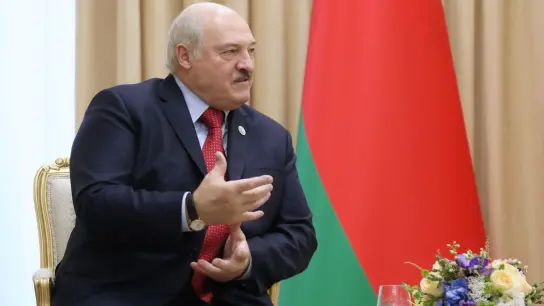 Alexander Lukaschenko, Machthaber in Belarus, hat entschieden, dass Preise in seinem Land vorerst nicht mehr angehoben werden dürfen. (Foto: Iranian Presidency/ZUMA Press Wire/dpa)