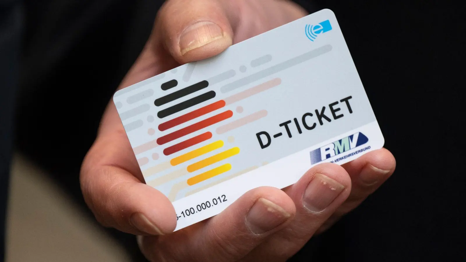 Ein „D-Ticket“ im Chipkartenformat. (Foto: Boris Roessler/dpa/Symbolbild)