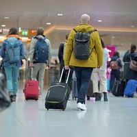 Reisende müssen mögliche Verspätungen und Störungen bei Bahnfahrten bei der Auswahl der Zugverbindung einkalkulieren, urteilte das Gericht. (Symbolbild) (Foto: Malin Wunderlich/dpa)