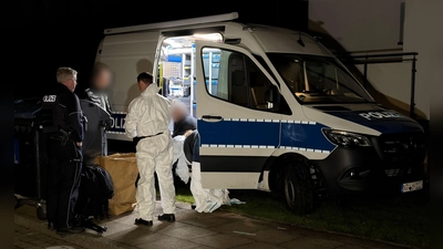 Polizei und Spurensicherung untersuchten die Wohnung, in der die Leiche in der Kühltruhe gefunden wurde. (Foto: Christian Müller/dpa)