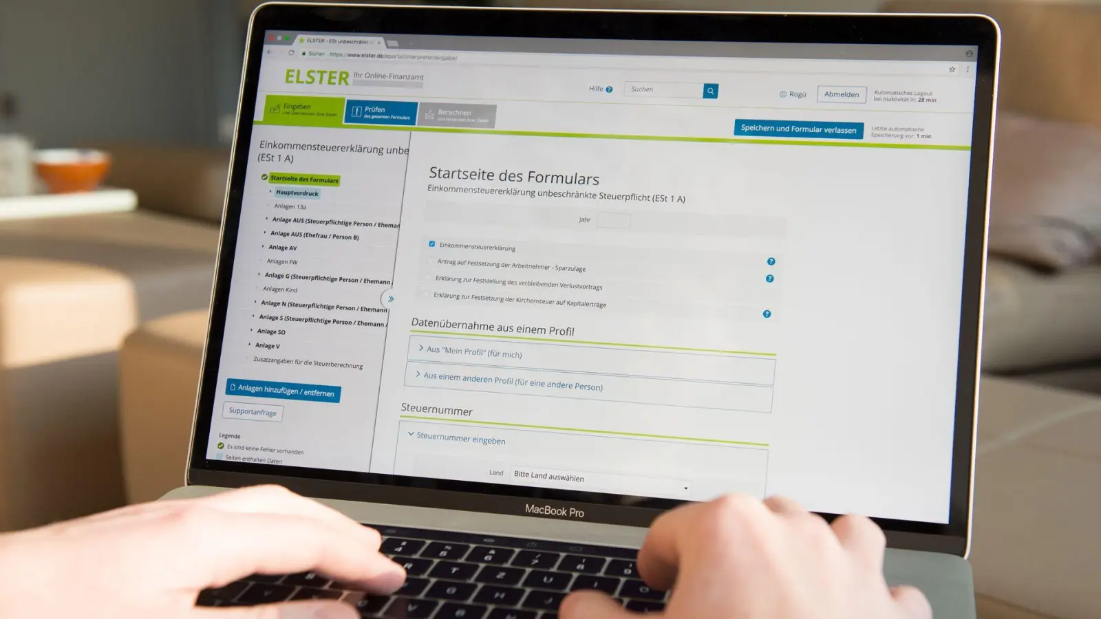 Kann sich lohnen: die freiwillige Abgabe einer Steuererklärung. (Foto: Robert Günther/dpa-tmn)
