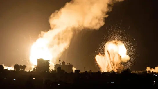 Flammen und Rauch steigen bei israelischen Luftangriffen auf. (Foto: Yousef Mohammed/IMAGESLIVE/ZUMA/dpa)