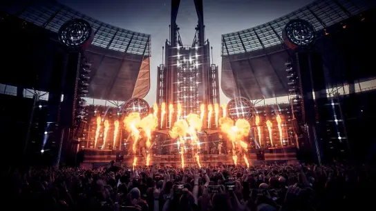 Die Band Rammstein setzte beim Konzert im Olympiastadion Berlin viel Pyrotechnik ein. (Foto: Jens Koch/dpa)