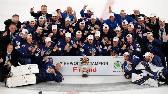 Das finnische Team feiert nach dem WM-Sieg. (Foto: Martin Meissner/AP/dpa)