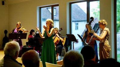 Verlieh bekannten Melodien einen ganz eigenen Charme: das Ansbacher Damensextett Salon Melange. (Foto: Elke Walter)