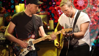 Sänger Chris Martin (r) und Leadgitarrist Jonny Buckland (l) von Coldplay. (Foto: Matteo Bazzi/ANSA via epa/dpa)