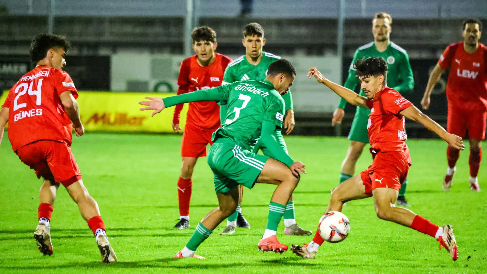 Abdennour Rhani (Mitte) war im Gastspiel beim FC Memmingen (rote Trikots) wieder in der Abwehr gefordert. (Foto: Siegfried Rebhan)