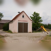 An das bestehende Feuerwehrhaus in Biederbach soll rechts ein Anbau als Dorfgemeinschaftshaus und Schulungsraum gesetzt werden. (Foto: Daniel Ammon)