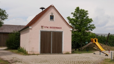 An das bestehende Feuerwehrhaus in Biederbach soll rechts ein Anbau als Dorfgemeinschaftshaus und Schulungsraum gesetzt werden. (Foto: Daniel Ammon)