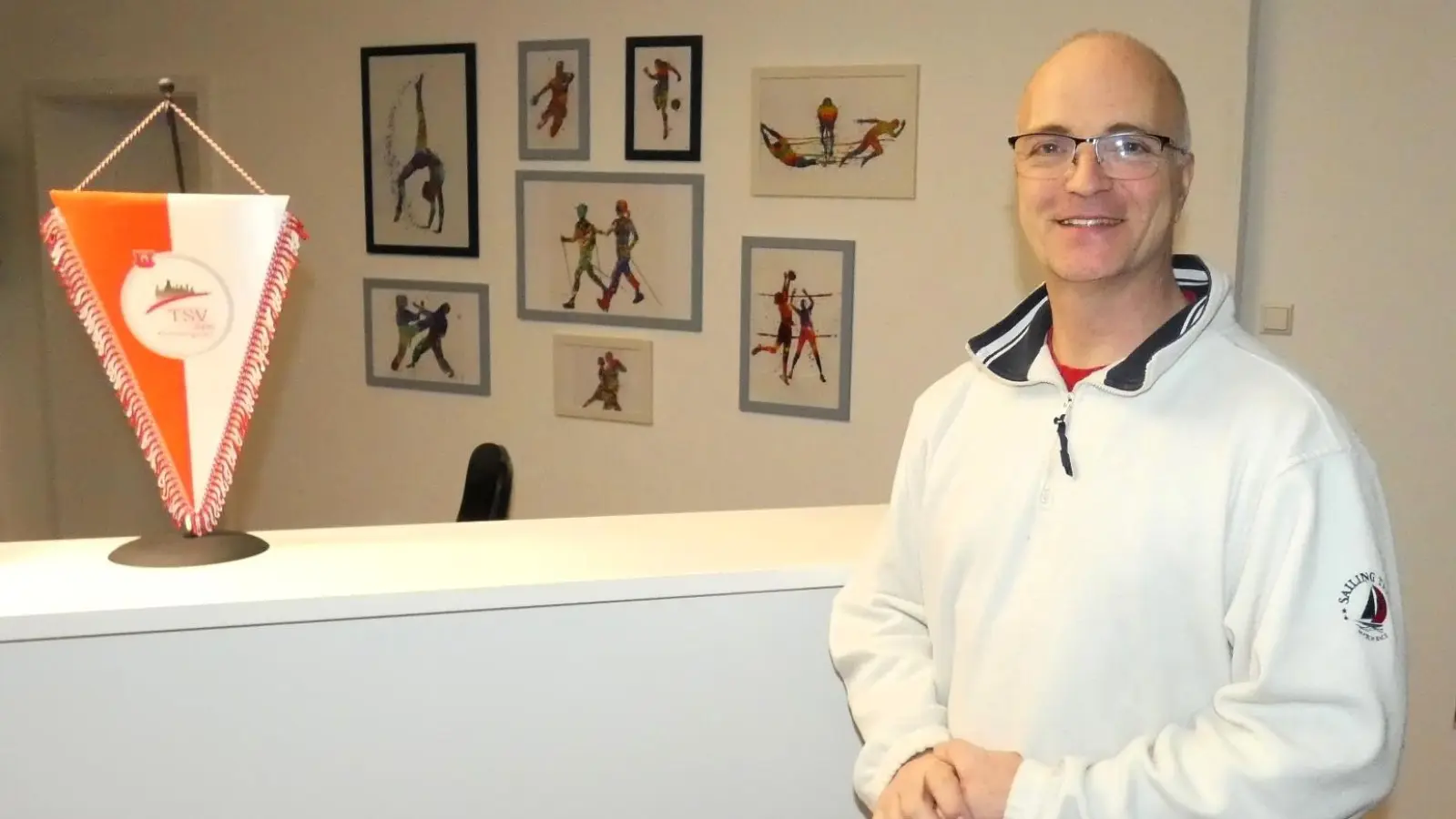 Georg Schallner, der gar nicht mehr so neue Chef des TSV 2000, in der Geschäftsstelle in der Galgengasse. Sie wurde in den vergangenen Monaten renoviert. Zwei Vollzeitkräfte arbeiten hier.  (Foto: Karl-Heinz Gisbertz)
