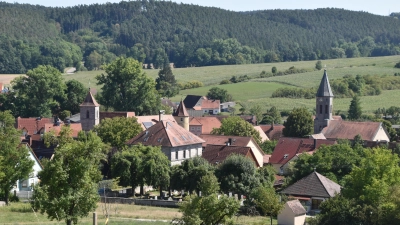 Blick vom Hechelbuck auf das halb evangelische, halb katholische Unteraltenbernheim. „Nebst dem Schlößla und zwa Kerchn kunst drei Türm auf amol sehng“ wurde in den 1930er-Jahren gedichtet. (Foto: Fritz Arnold)
