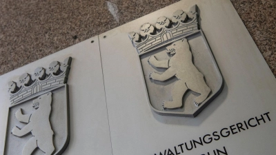 Das Verwaltungsgericht Berlin droht der Bundesregierung ein Zwangsgeld an. Sie müsse zeitnah über den Antrag einer afghanischen Familie entscheiden. (Symbolbild)  (Foto: Paul Zinken/dpa)