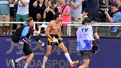 Armand Duplantis jubelt über seinen Weltrekord. (Foto: Jonas Ekströmer/TT News Agency/AP/dpa)