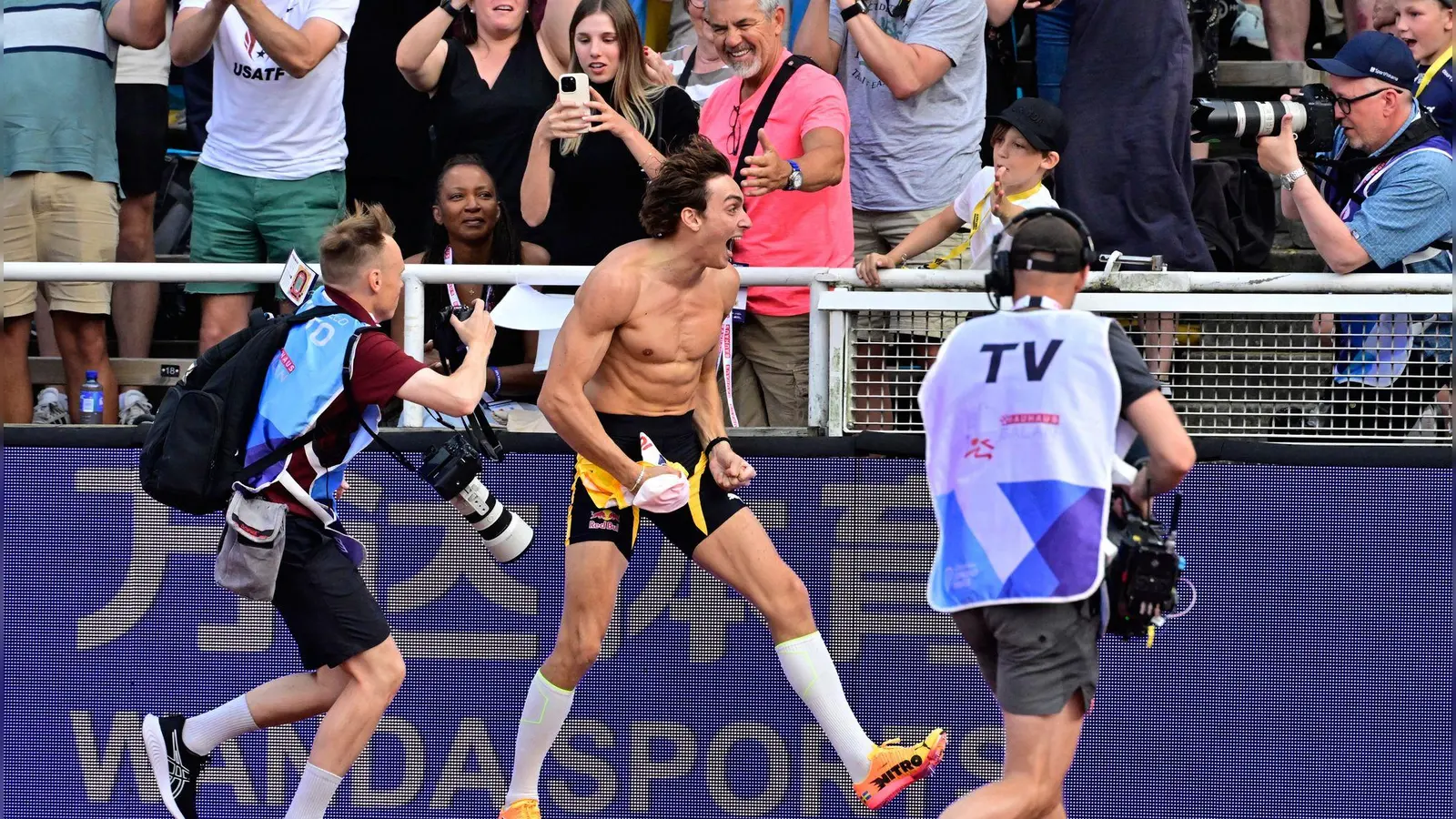 Armand Duplantis jubelt über seinen Weltrekord. (Foto: Jonas Ekströmer/TT News Agency/AP/dpa)