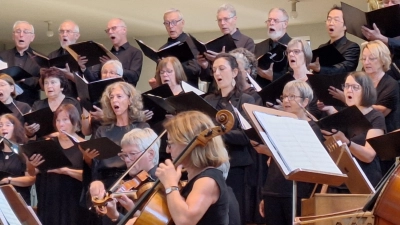 Führen am Sonntag in St. Gumbertus das Weihnachtsoratorium von Camille Saint-Saëns auf: dier Ansbacher Kantorei und das Ansbacher Kammerorchester. (Foto: Barbara Nachtrab)