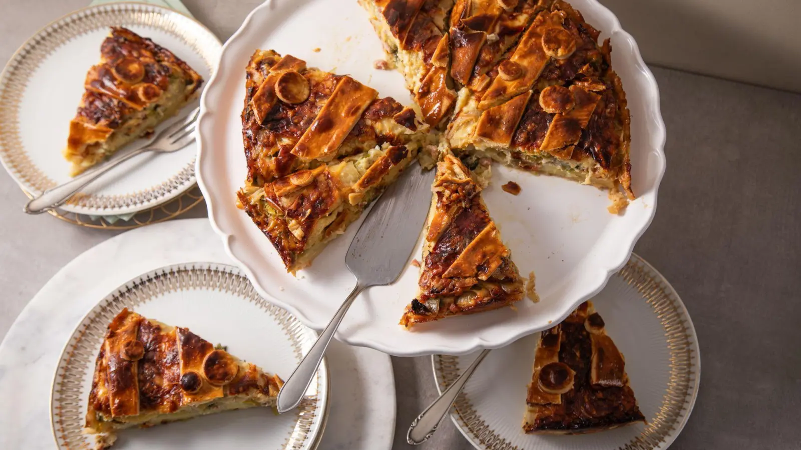 Der Walliser Gemüsekuchen mit Kartoffeln, Lauch, Apfel und Bergkäse wird Cholera genannt. (Foto: Christin Klose/dpa-tmn)