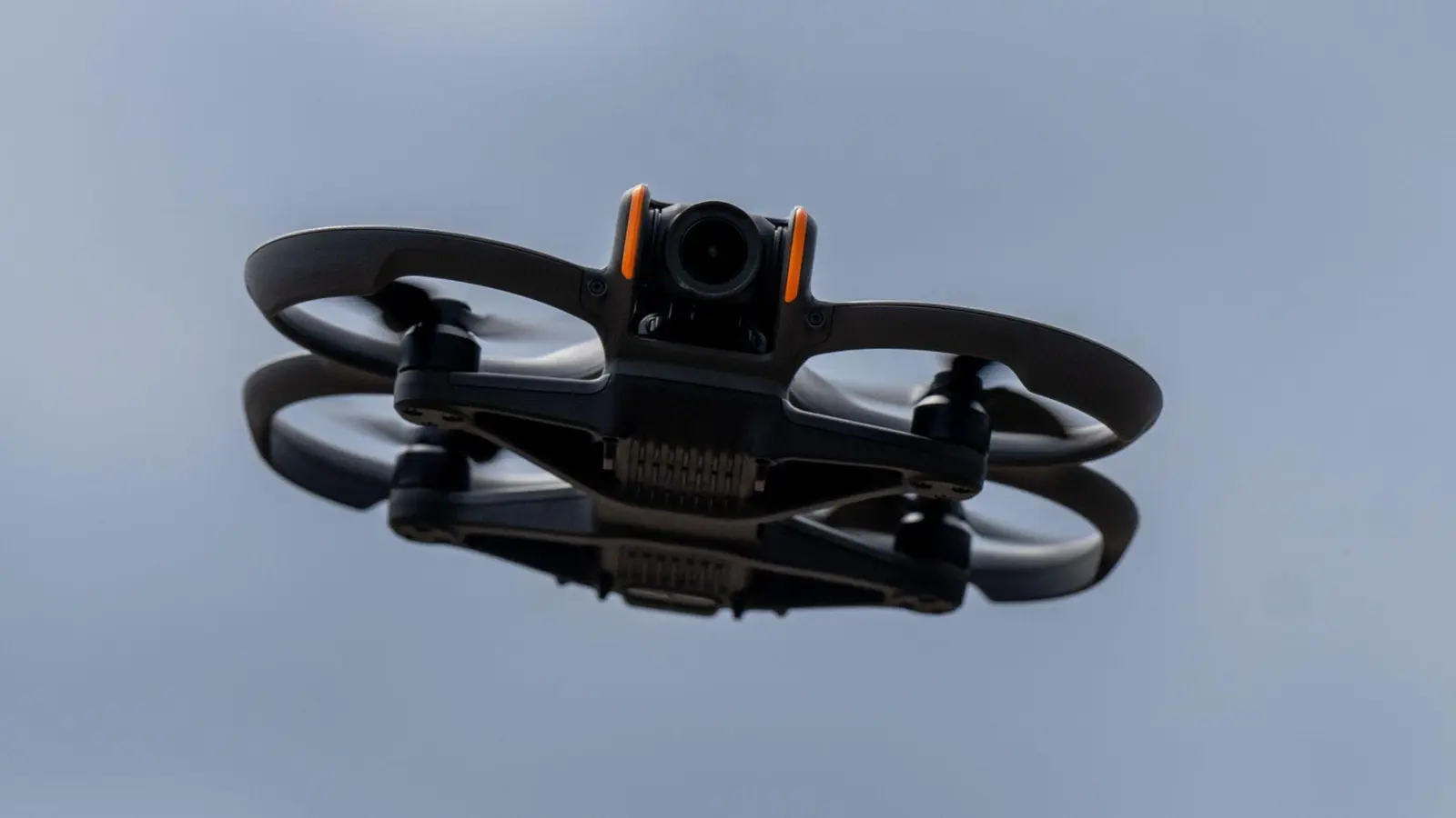 Eine Drohne überraschte am Dienstag eine 21-Jährige in Sachsen bei Ansbach. (Symbolbild: Monika Skolimowska/dpa)