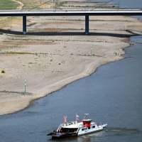 Zu wenig Wasser im Rhein? Niedrige Pegelstände bringen Flusskreuzfahrten durcheinander – Routen werden geändert, teils gibt’s Rabatte oder kostenlose Umbuchungen. (Foto: Federico Gambarini/dpa/dpa-tmn)