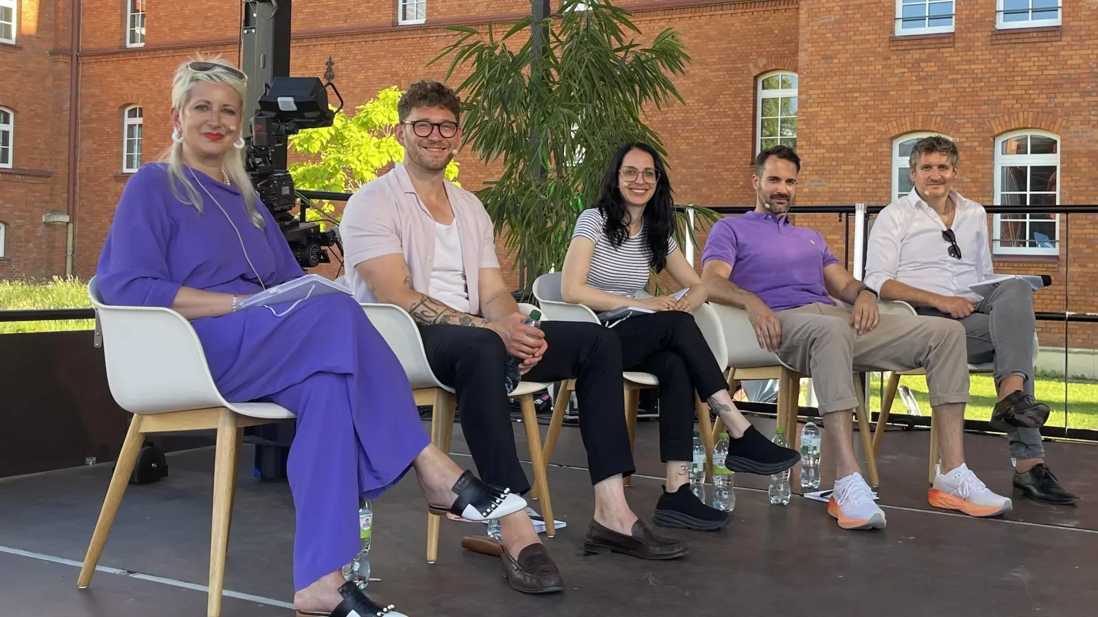 Diese Unternehmerinnen und Unternehmer bewerteten die Gründerteams: Andi Honka, David Wojcik, Michelle Caglios, Matthias Schmitt und Carl Heinze (von links). (Foto: Mara Stingl)