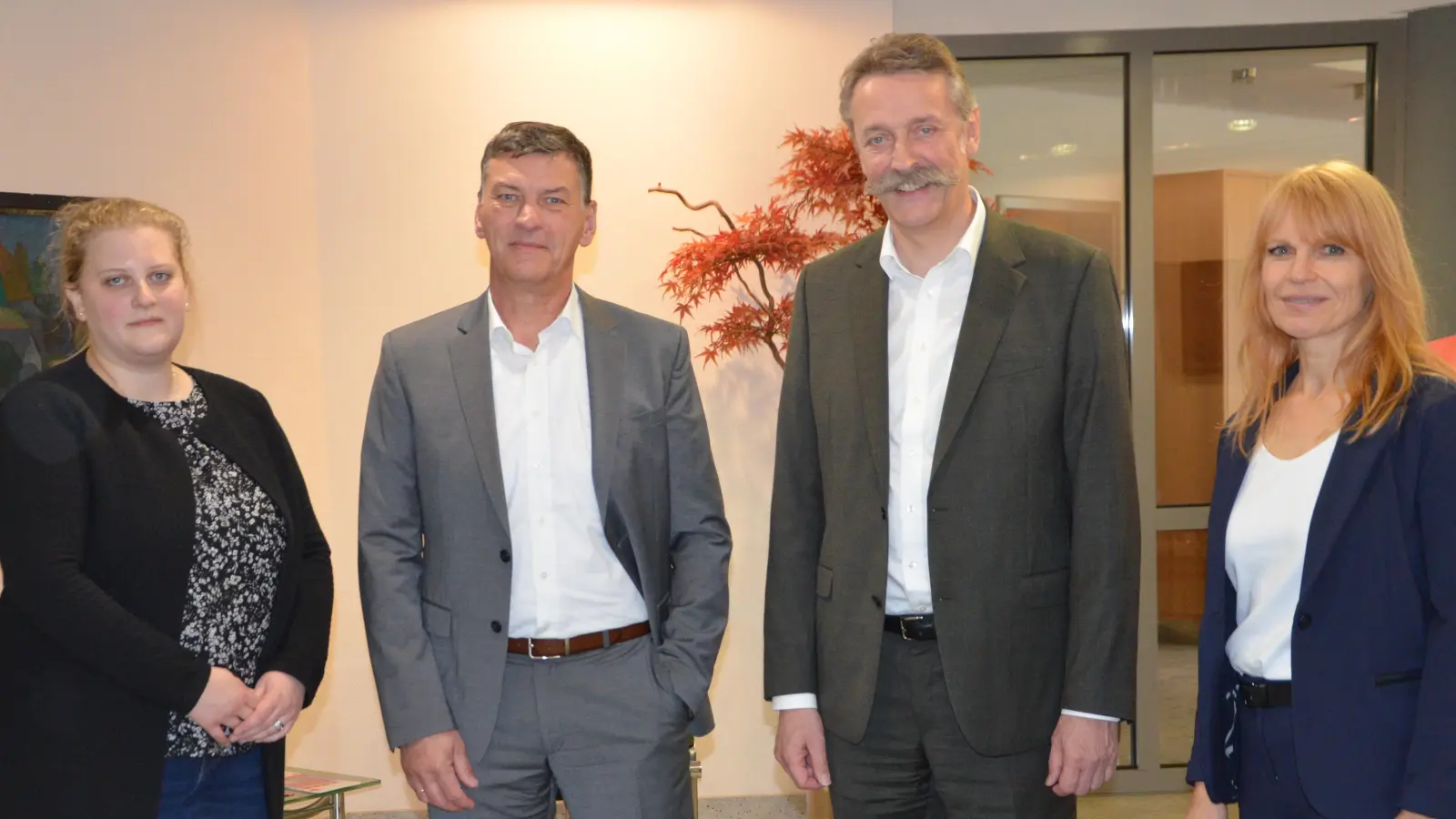 Sparkassendirektor Gunther Frautz (Zweiter von rechts) und Marketingleiterin Manuela Hofmann (rechts) übergaben an die Leiterin des Freiwilligenzentrums, Veronika Polok und der geschäftsführende Vorstand der Caritas, Andreas Schilling (von links) 2500 Euro.  (Foto: Christa Frühwald)