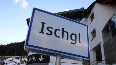Ein Ortsschild von Ischgl steht nahe der Silvrettabahn. (Foto: Karl-Josef Hildenbrand/dpa)
