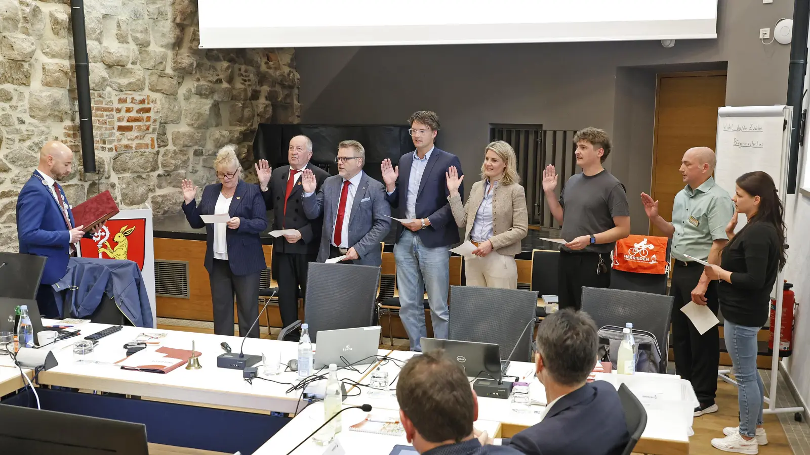 Neu-Bürgermeister Patrick Peters vereidigte die neuen Mitglieder des Herrieder Rates (von links): Dolores Becker, Klaus Rupprecht, Stefan Horndasch, Jonas Schumann, Sophia Göppel-Kraft, Jakob Hörauf, Bernd Lohbauer und Christiane Bayer. (Foto: Günther Holzinger)