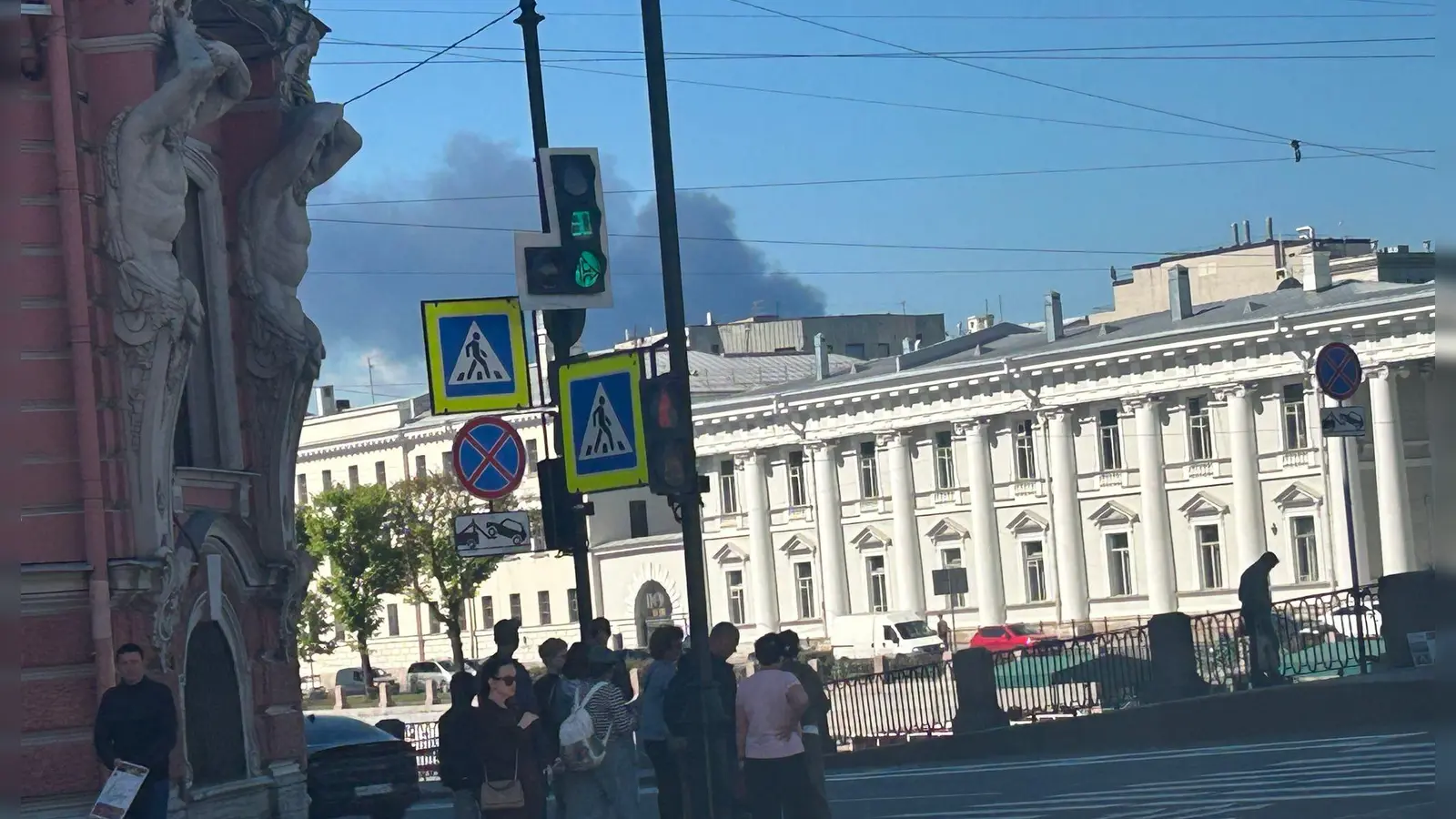 In weiten Teilen der Millionenstadt an der Newa waren nach dem ukrainischen Angriff Rauchschwaden zu sehen. (Foto: Ulf Mauder/dpa)