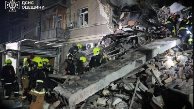 Rettungskräfte suchen in Odessa nach Verschütteten. (Foto: Uncredited/Ukrainian Emergency Service/AP/dpa)