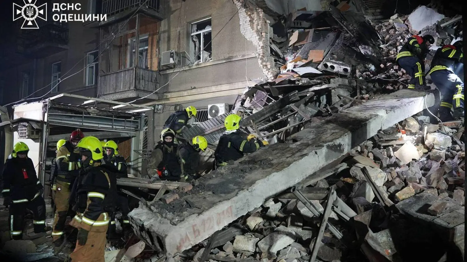 Rettungskräfte suchen in Odessa nach Verschütteten. (Foto: Uncredited/Ukrainian Emergency Service/AP/dpa)