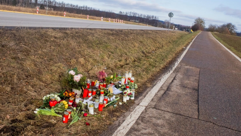 Blumen und Kerzen erinnern an den tödlichen Unfall zwischen Pfaffengreuth und Obereichenbach an dem Unfallort. (Archivbild: Evi Lemberger)