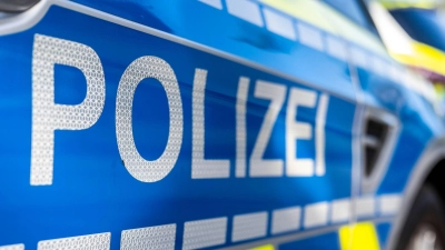 Eine mangelhafte Ladungssicherung ist am Montag einem Lastwagen-Fahrer auf der A6 zum Verhängnis geworden. Nach einem Bremsmanöver bekam er deshalb Ärger mit der Polizei.  (Symbolbild: David Inderlied/dpa)