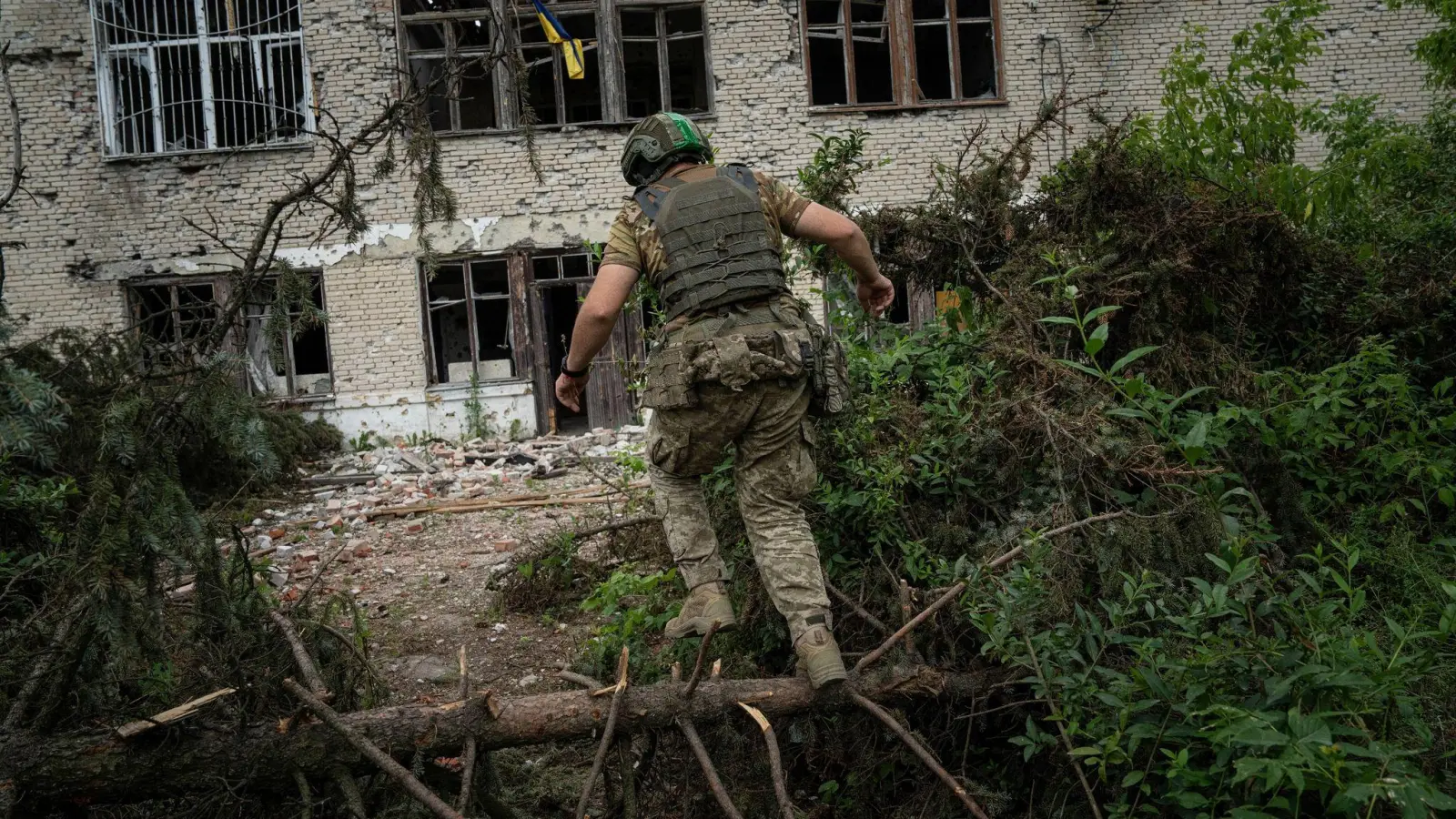 Ein ukrainischer Soldat läuft zu seiner Position in dem kürzlich zurückeroberten Ort Blahodatne im Gebiet Donezk. (Foto: Evgeniy Maloletka/AP/dpa)
