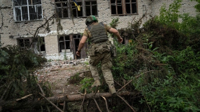 Ein ukrainischer Soldat läuft zu seiner Position in dem kürzlich zurückeroberten Ort Blahodatne im Gebiet Donezk. (Foto: Evgeniy Maloletka/AP/dpa)