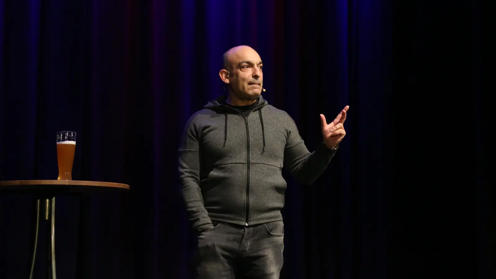 Wird gern grundsätzlich, das aber mit Witz: Django Asül. (Foto: Martina Kramer)