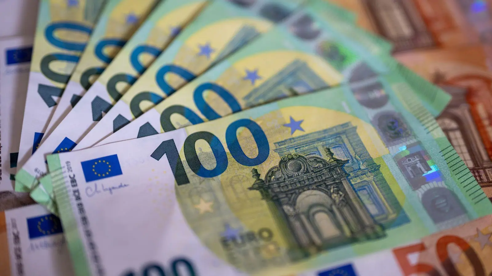 Mehr als jeder dritte Arbeitnehmer in Bayern bekommt für einen Vollzeitjob unter 3500 Euro (Symbolbild). (Foto: Monika Skolimowska/dpa)