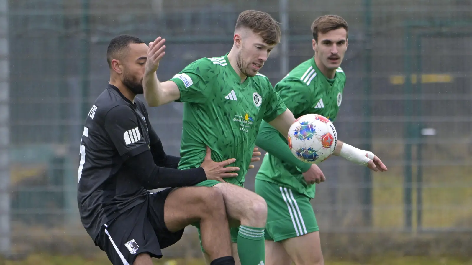 Stark gefordert: Der Ansbacher Verteidiger Matthias Hahn (am Ball) mit dem Leipziger Cyrill Akono. (Foto: Martin Rügner)