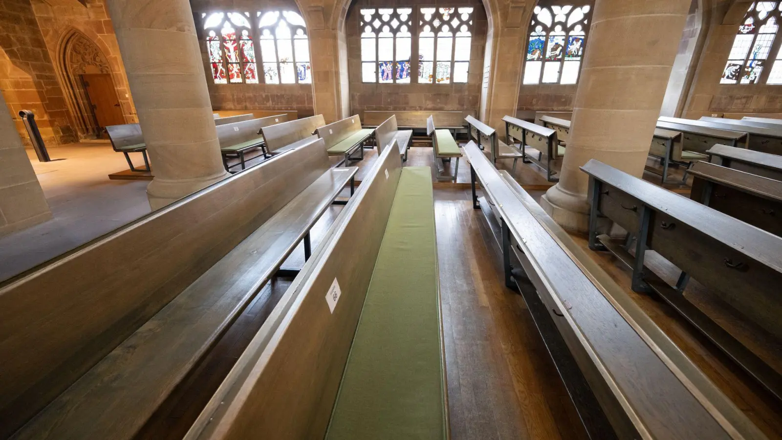 Mehr als 600 000 Menschen sind im vergangenen Jahr aus der katholischen und der evangelischen Kirche ausgetreten (Archivbild).  (Foto: Bernd Weißbrod/dpa)