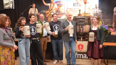 Nachdem die Königin des Gerstensaftes den echten „Hirschen“ angezapft hatte, war das Fest eröffnet und es konnte der eigens gebraute Gerstensaft gekostet werden. (Foto: Christa Frühwald)