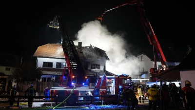 Zeitweise waren 140 Feuerwehrleute im Einsatz, um den Brand in Geisenfeld zu löschen. (Archivbild) (Foto: Ehsan Monajati/dpa)