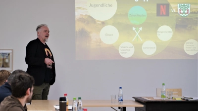 Matthias Zöllmer vom Kreisjugendring Ansbach stellt im Gemeinderat das Projekt zur gesellschaftlichen Teilhabe Jugendlicher vor. (Foto: Simone Hedler)