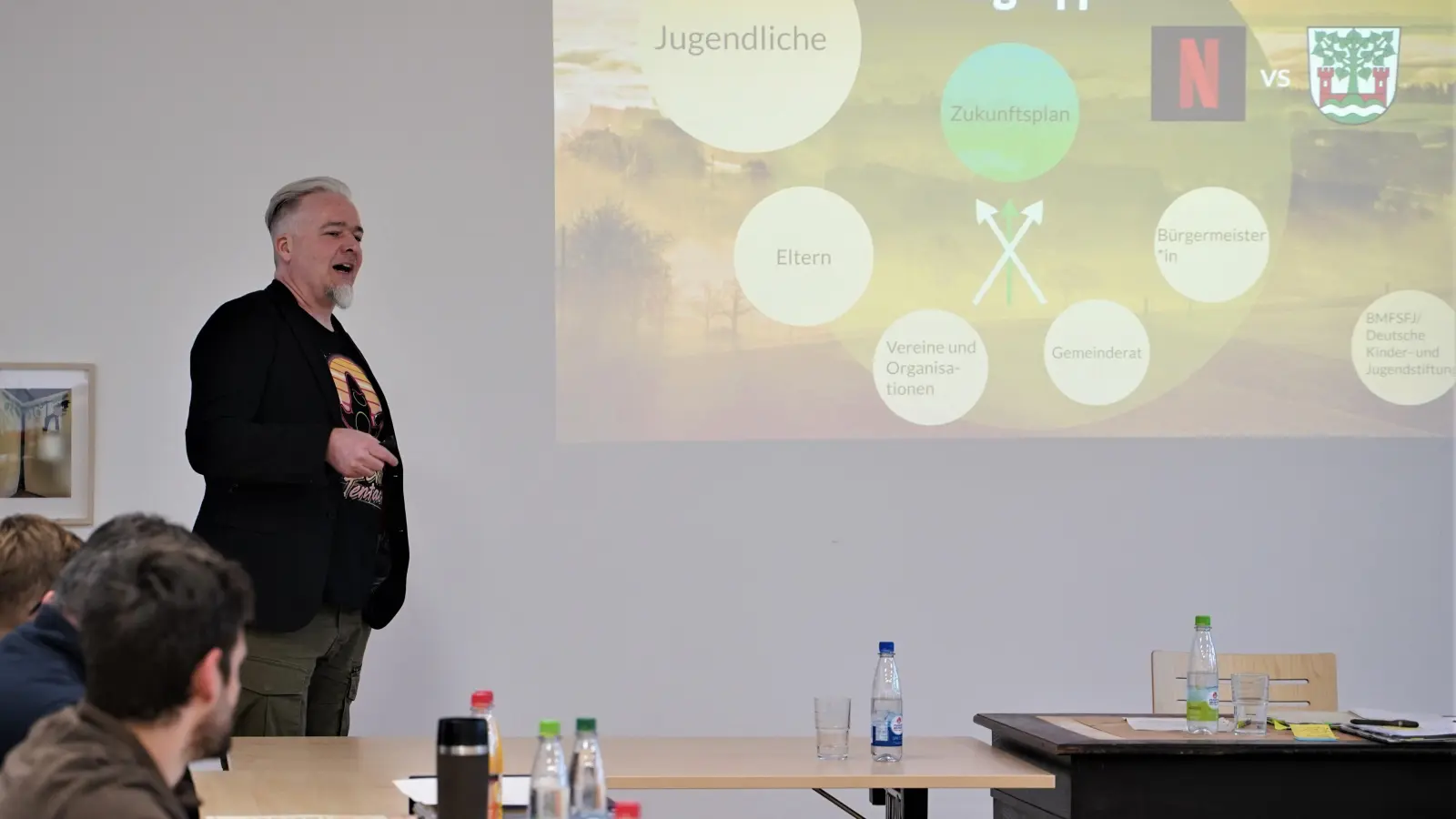 Matthias Zöllmer vom Kreisjugendring Ansbach stellt im Gemeinderat das Projekt zur gesellschaftlichen Teilhabe Jugendlicher vor. (Foto: Simone Hedler)