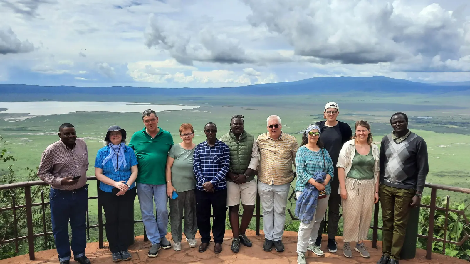 Die Reisegruppe vor dem Ngorogoro-Krater (von links): Pastor Ernest Mazawe, Dekanin Jutta Holzheuer, Robert und Sieglinde Bock aus Oestheim, Vizedekan Dominik Mushi, Gästeführer David, Pfarrer Klaus Eberius aus Diebach, Pfarrerin i.R. Beate Wirsching, Michael Hanselmann (EJ Rothenburg), Juliane Engelhardt (EJ Rothenburg) und Dekan Biniel Mallyo. (Foto: David Wilfred)