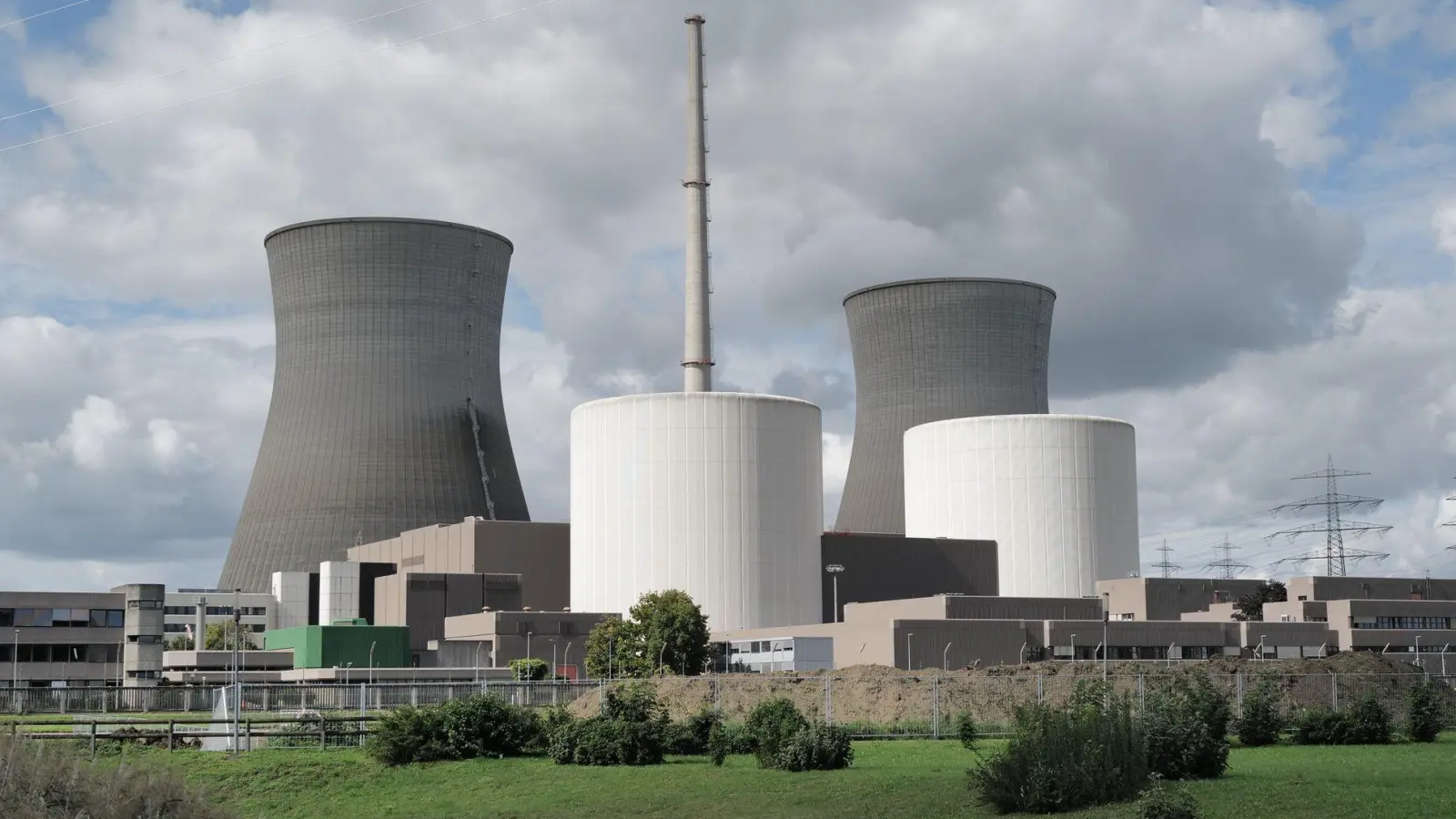 Seit Wochen arbeiten Spezialisten daran, dass die beiden monumentalen Bauwerke durch Sprengungen binnen Sekunden dem Erdboden gleich gemacht werden. (Archivbild) (Foto: Ulf Vogler/dpa)