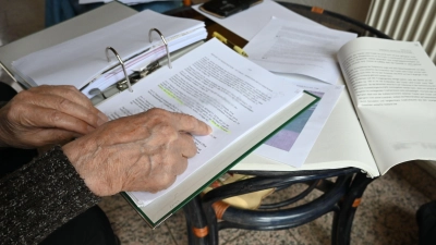 Einen ganzen Ordner voll mit Unterlagen und diversen Gutachten zum tödlichen Verkehrsunfall im Januar 2025 besitzt die Familie der Verstorbenen.  (Foto: Anna Beigel)