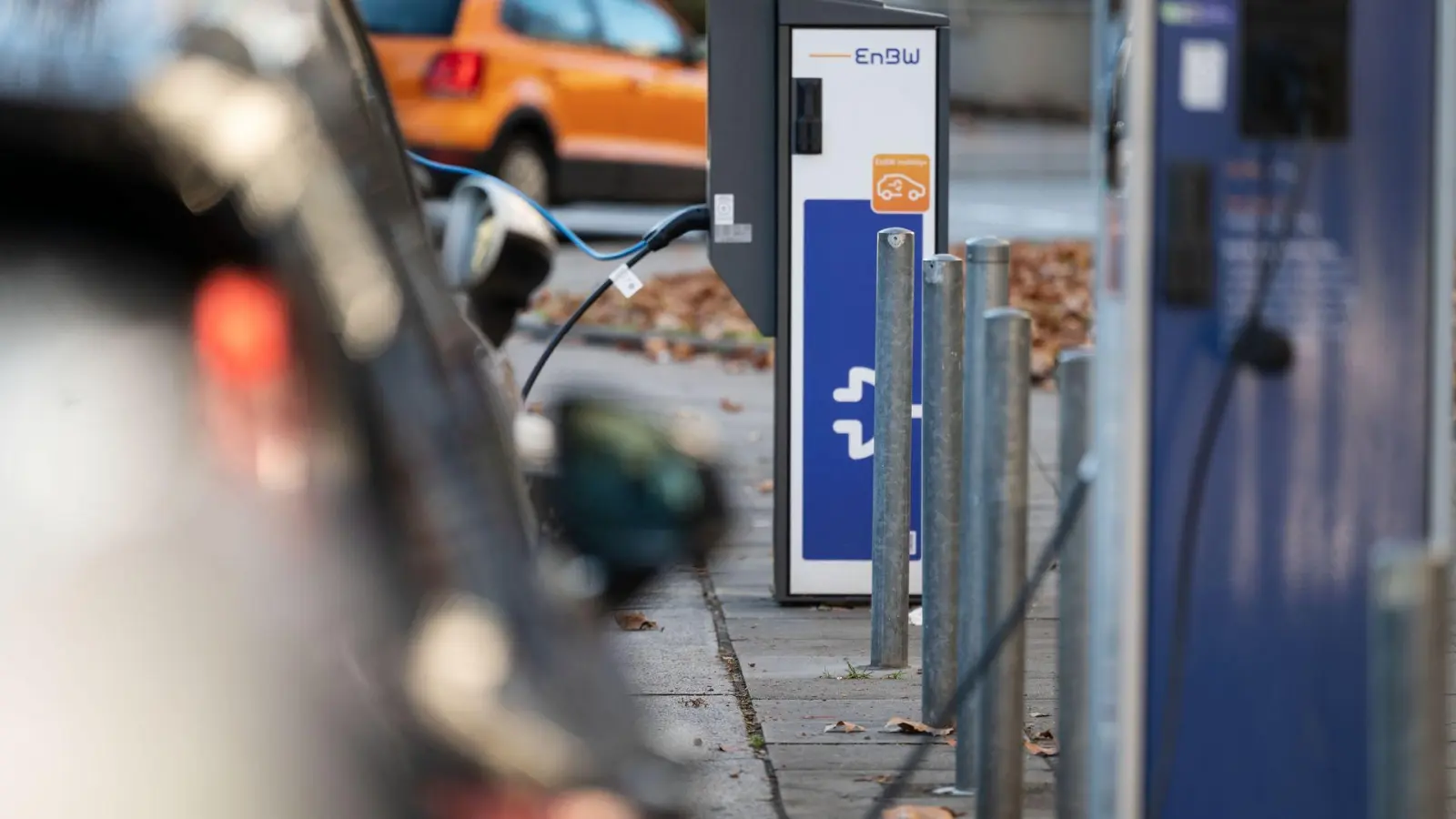 Fast jede zweite Kommune in Deutschland bietet keine öffentlich zugänglichen Ladestationen für E-Autos. (Symbolbild) (Foto: Marijan Murat/dpa)