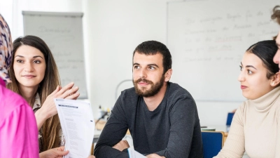 Manche Eltern wollen alles ganz genau wissen. Das kann andere nerven, aber oft fragen sie Dinge für die anderen ja mit, findet Pädagoge Bob Blume - und ermutigt nachzubohren.  (Foto: Nina Janeckova/Westend61/dpa-tmn)