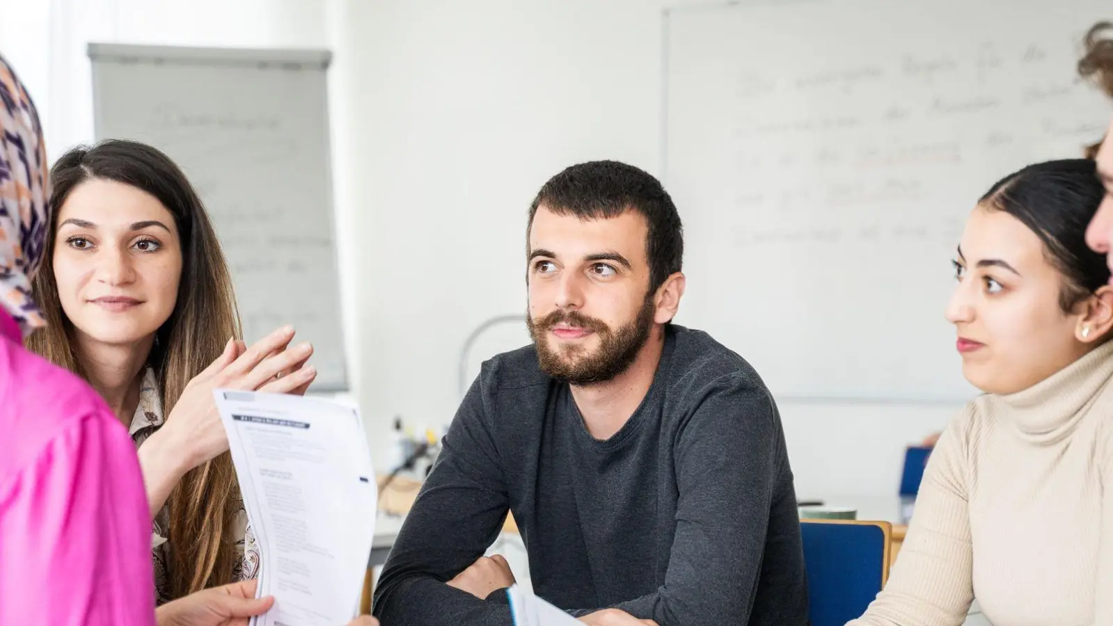 Manche Eltern wollen alles ganz genau wissen. Das kann andere nerven, aber oft fragen sie Dinge für die anderen ja mit, findet Pädagoge Bob Blume - und ermutigt nachzubohren.  (Foto: Nina Janeckova/Westend61/dpa-tmn)