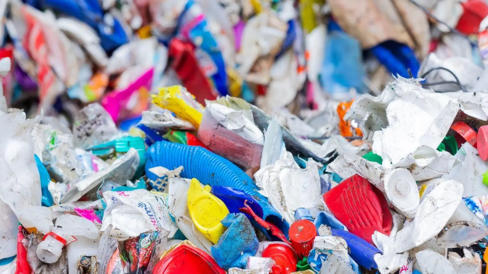Jedes Jahr werden in Deutschland mehr als sechs Millionen Tonnen Kunststoff-Abfälle verwertet, der Anteil der Asien-Ausfuhren daran ist gering. (Foto: Rolf Vennenbernd/dpa)